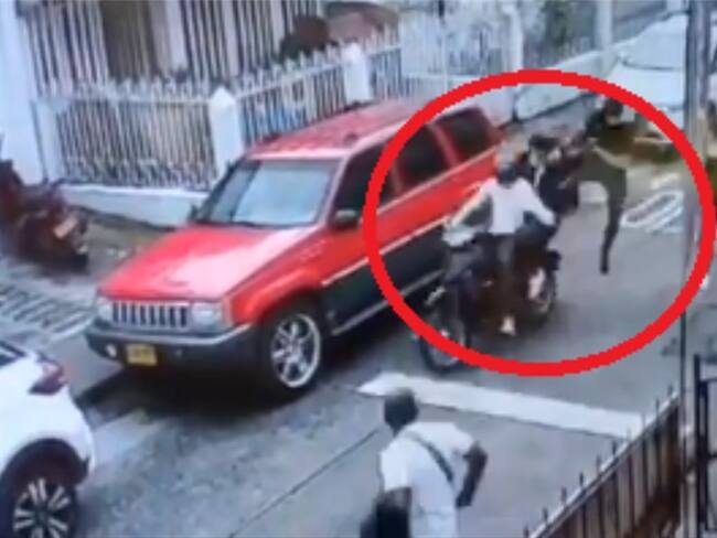 Momento en que un hombre derribó a ladrones que intentaban huir en una moto. Foto: Twitter: @mfilizzolam