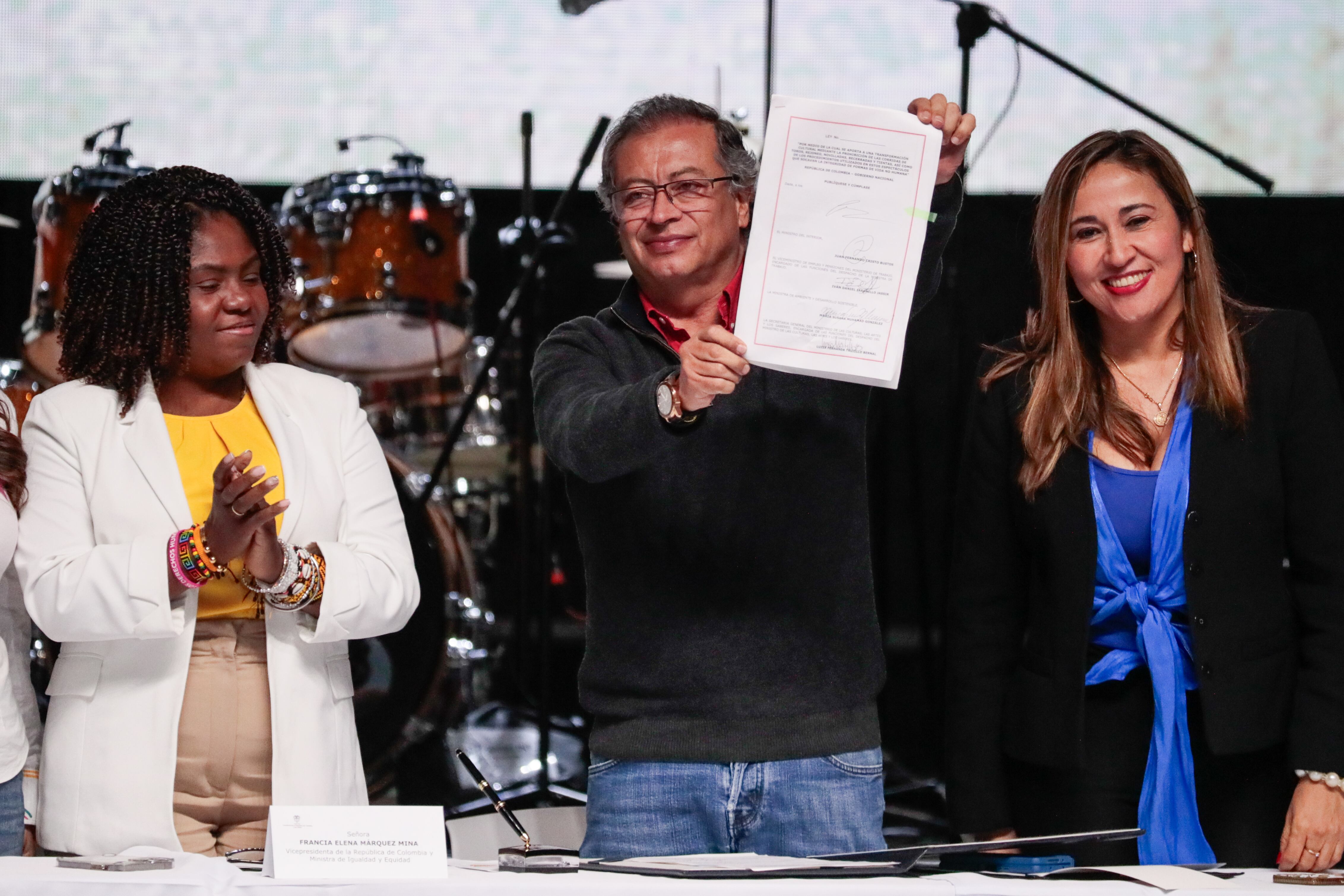 Gustavo Petro Muestra el documento en el que sanciona la ley que prohíbe las corridas de toros. Foto: EFE/Carlos Ortega