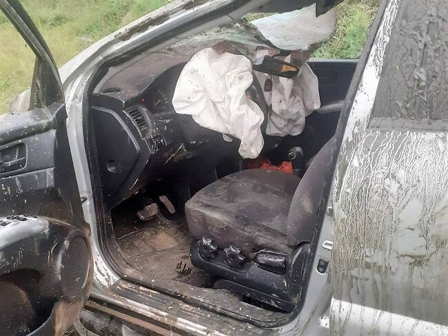 El vehículo en que se movilizaba el implicado se volcó metros más adelante del puesto de control. Crédito: Sucesos Cauca.