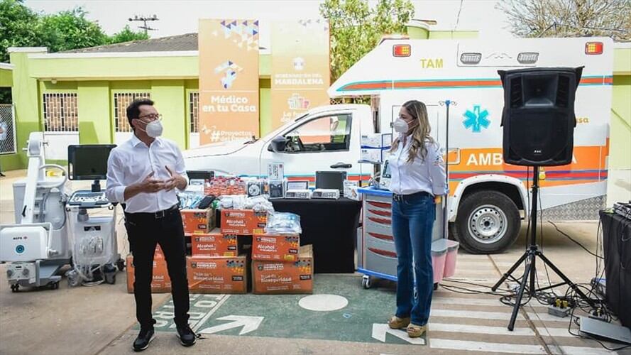 El gobernador Caicedo (a la izquierda) y la gerente Mayra Castro (a la derecha) en el hospital de Pivijay. Foto: Hospital de Pivijay