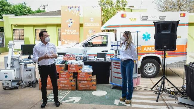 El gobernador Caicedo (a la izquierda) y la gerente Mayra Castro (a la derecha) en el hospital de Pivijay. Foto: Hospital de Pivijay