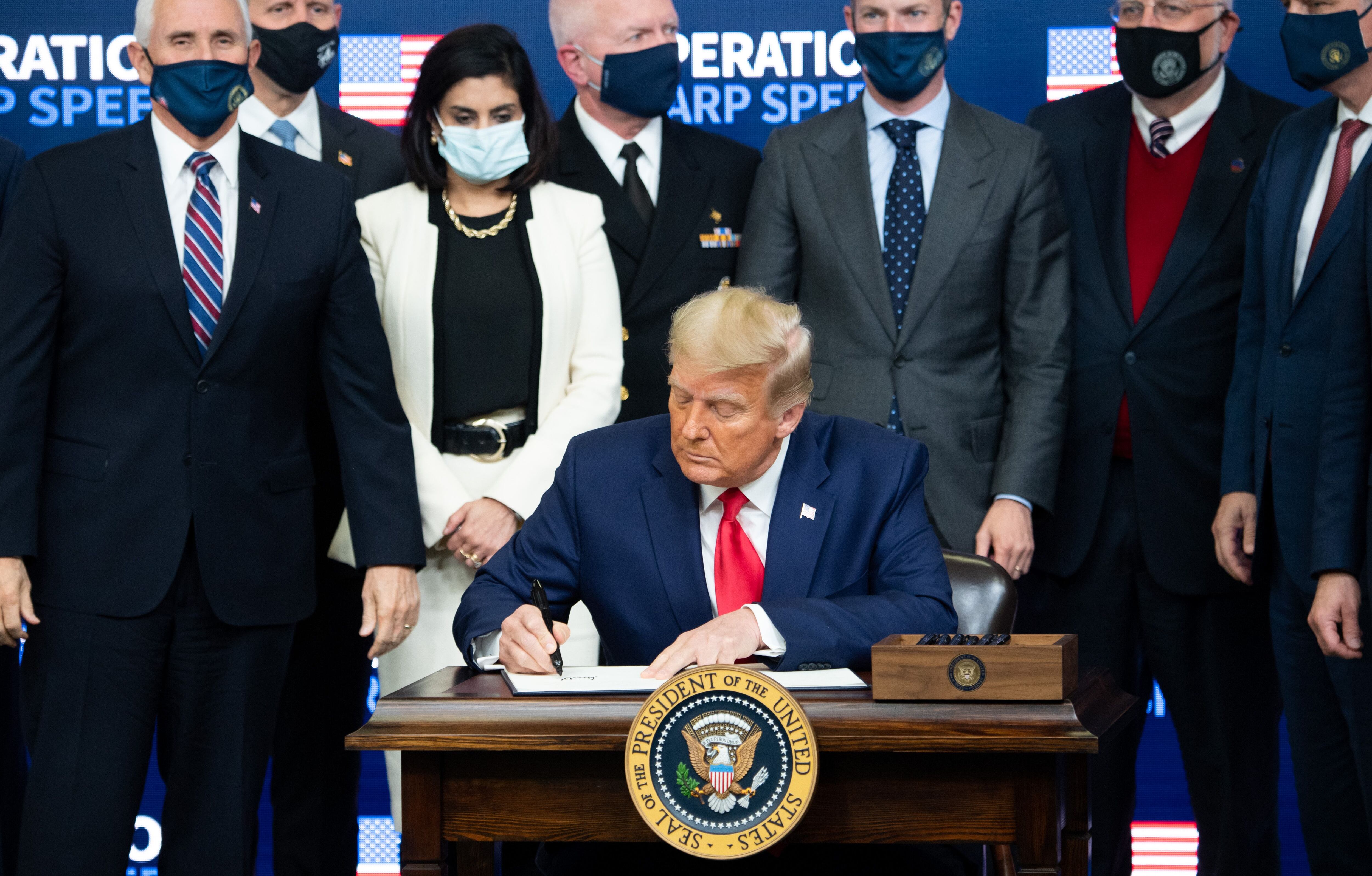 Donald Trump firmando orden ejecutiva. FOTO: SAUL LOEB/AFP via Getty Images