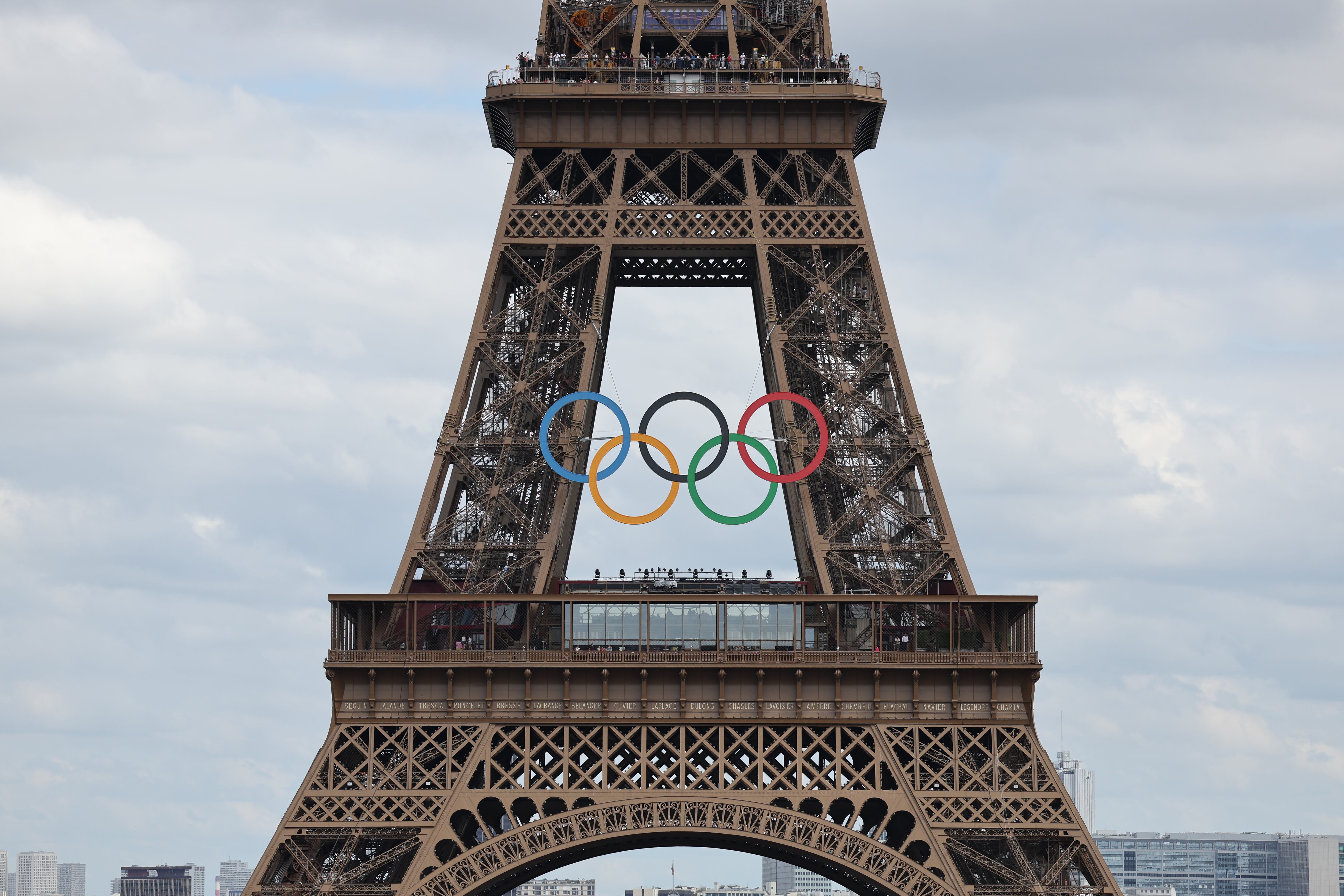 Fotografía de la Torre Eiffel con el símbolo de los cinco anillos de los Juegos Olímpicos 2024. Foto: EFE/ Miguel Gutiérrez