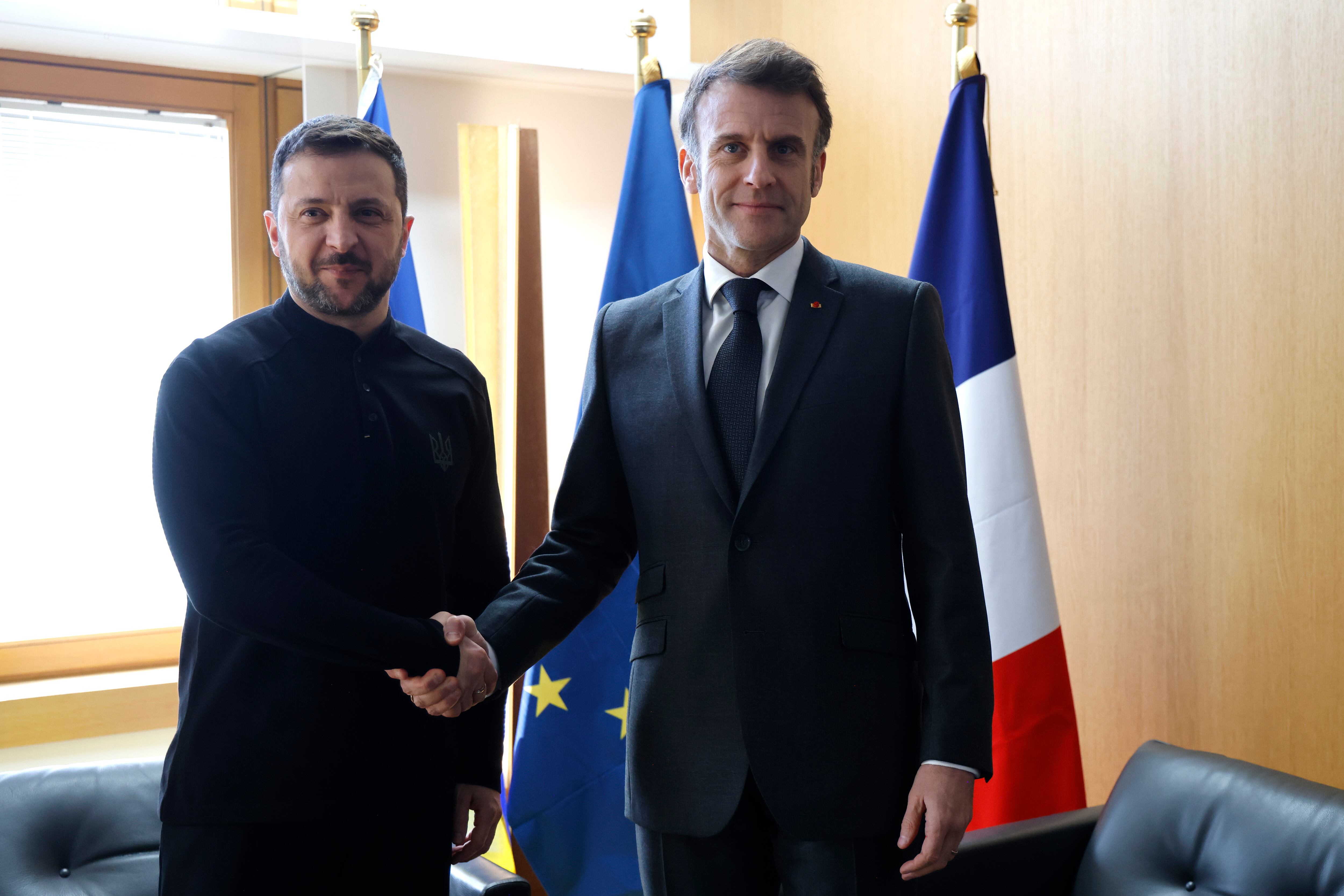 Volodímir Zelenski y Emmanuel Macron reunidos en el Consejo Europeo en Bruselas, Bélgica. FOTO: EFE/EPA/LUDOVIC MARIN / POOL