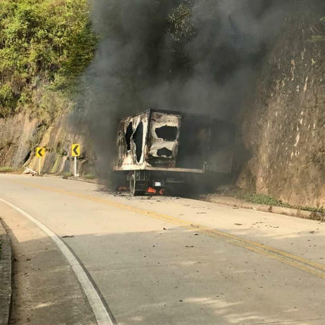 El vehículo tipo furgón transportaba alimentos en las vías del del sur del Cauca. Crédito: Red de Apoyo Cauca.