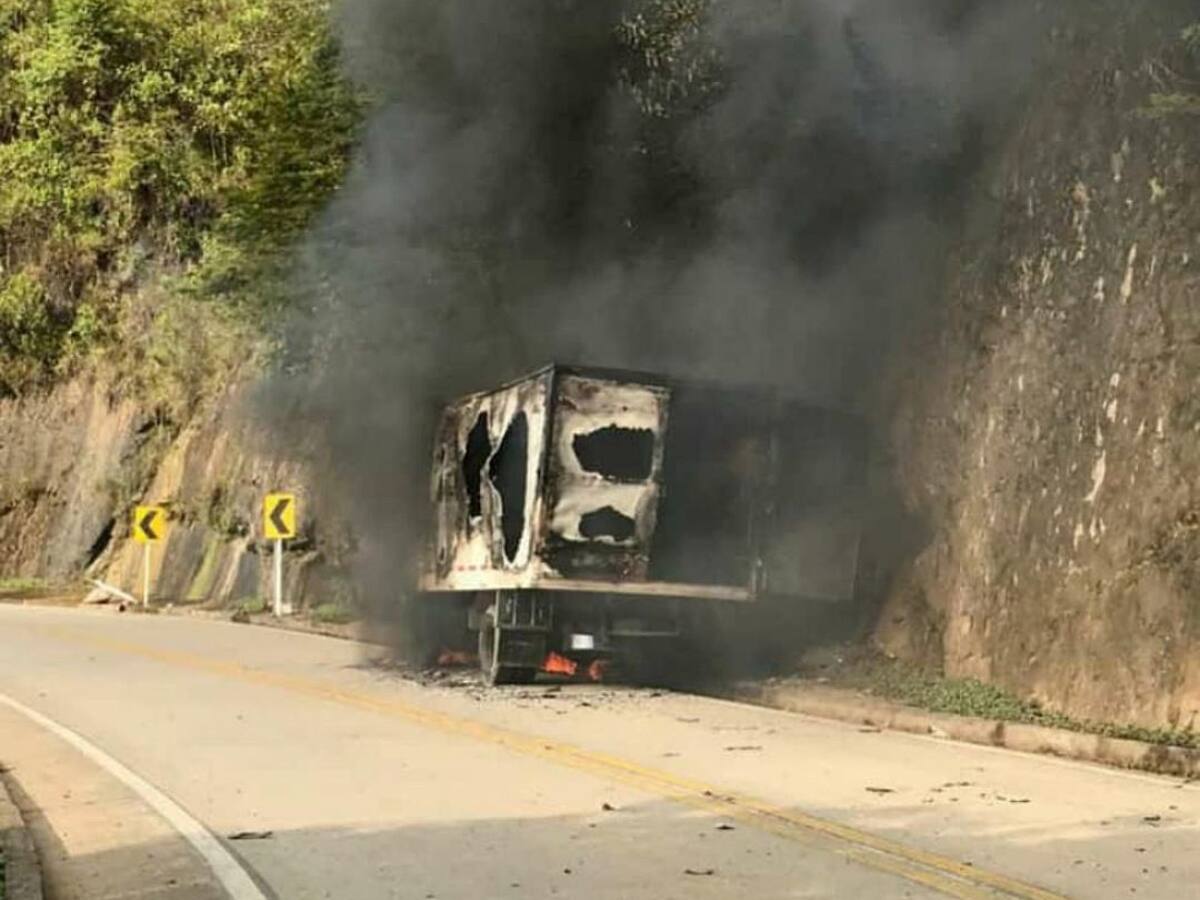 En Bolívar, Cauca fue incinerado un vehículo en el marco del paro armado del ELN