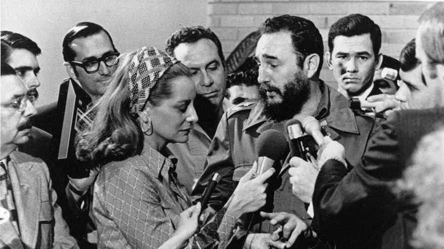 En esta fotografía de archivo del 7 de mayo de 1975, el líder cubano Fidel Castro, al centro a la derecha, responde a una pregunta de la reportera estadounidense Barbara Walters, de la cadena NBC,. Foto: Agencia AFP