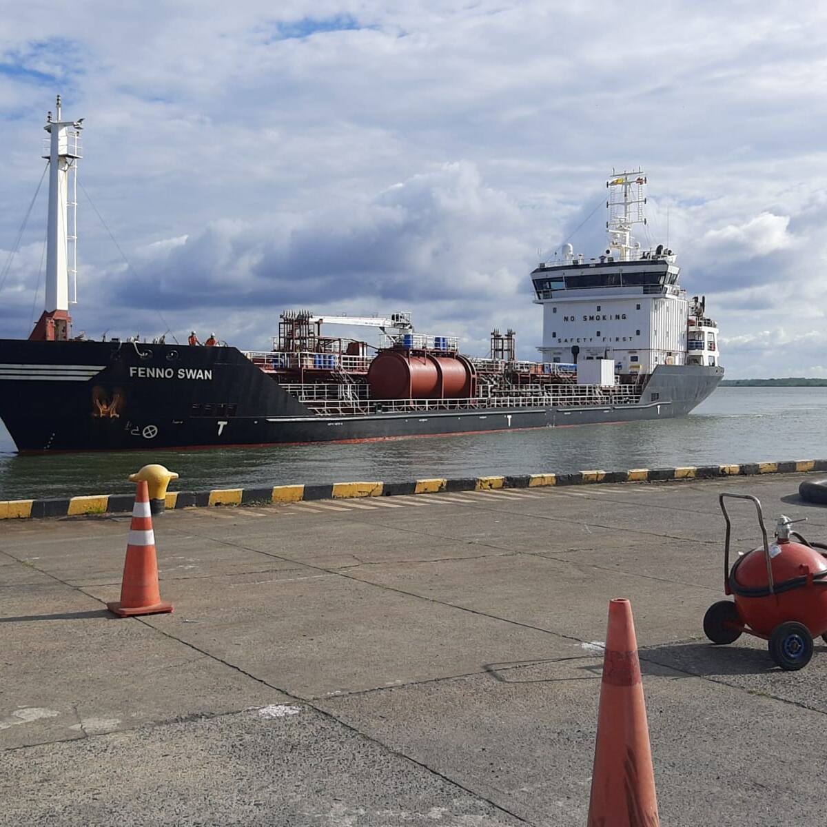 El puerto de Tumaco recibió el primer gran barco cargado con combustibles