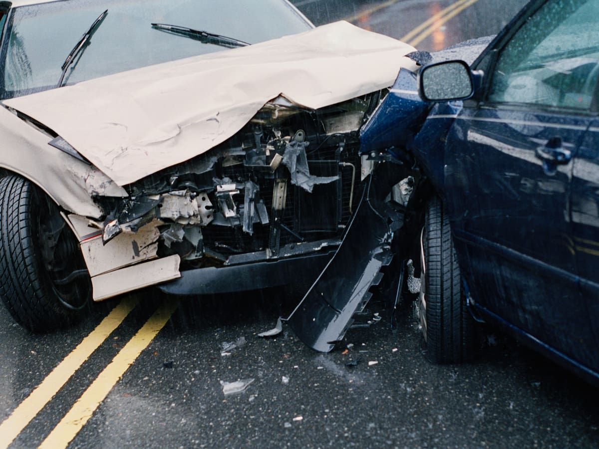 ¿Cuáles son las causales que determinan la pérdida total de un vehículo en Colombia?