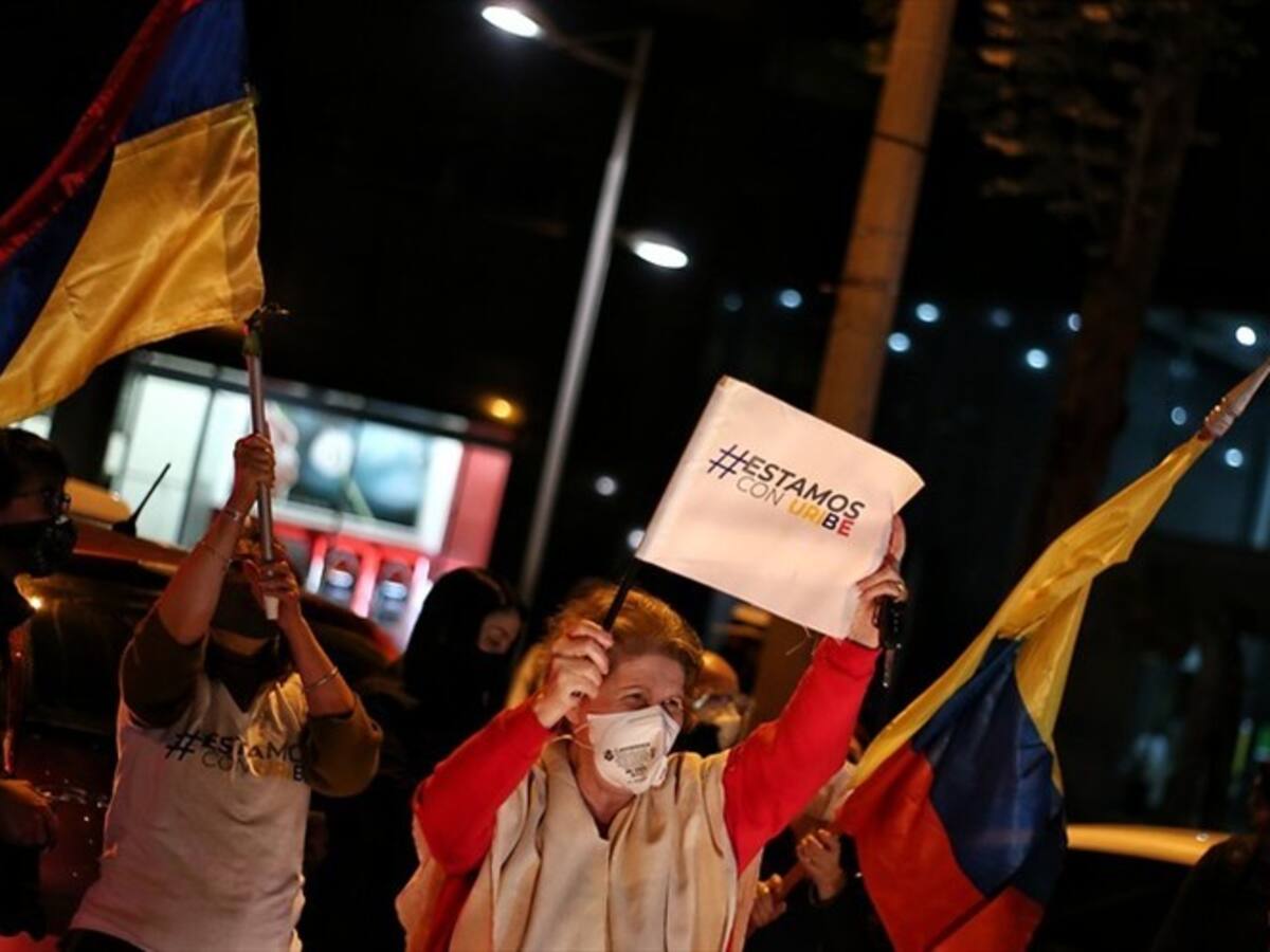 En Medellín siguen las manifestaciones por la detención del expresidente Álvaro Uribe