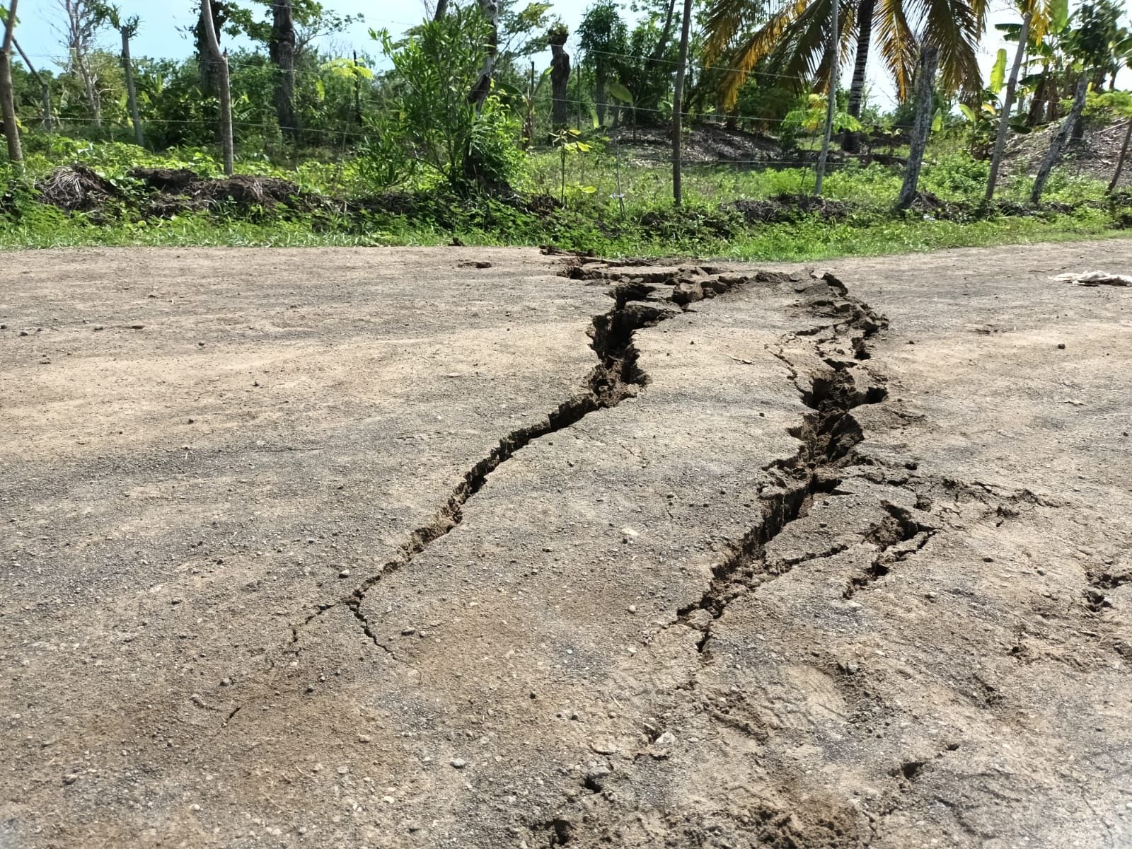 Evacuan a más de 150 familias por enormes grietas en vías de Puerto Escondido, Córdoba. Foto: Claudia Hernández/La W