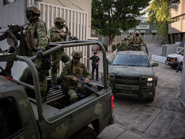 Vehículos blindados salen de la Fiscalía General de Justicia para Investigaciones Especiales contra la Delincuencia Organizada (FEMDO) en la Ciudad de México, el 5 de enero de 2023, tras la detención de Ovidio Guzmán. Foto de NICOLAS ASFOURI/AFP vía Getty Images.