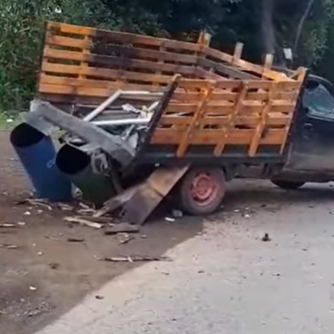 Desde un vehículo tipo camioneta lanzaron artefactos explosivos contra uniformados de la fuerza pública. Crédito: Alcaldía Caloto.
