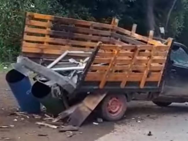 Desde un vehículo tipo camioneta lanzaron artefactos explosivos contra uniformados de la fuerza pública. Crédito: Alcaldía Caloto.