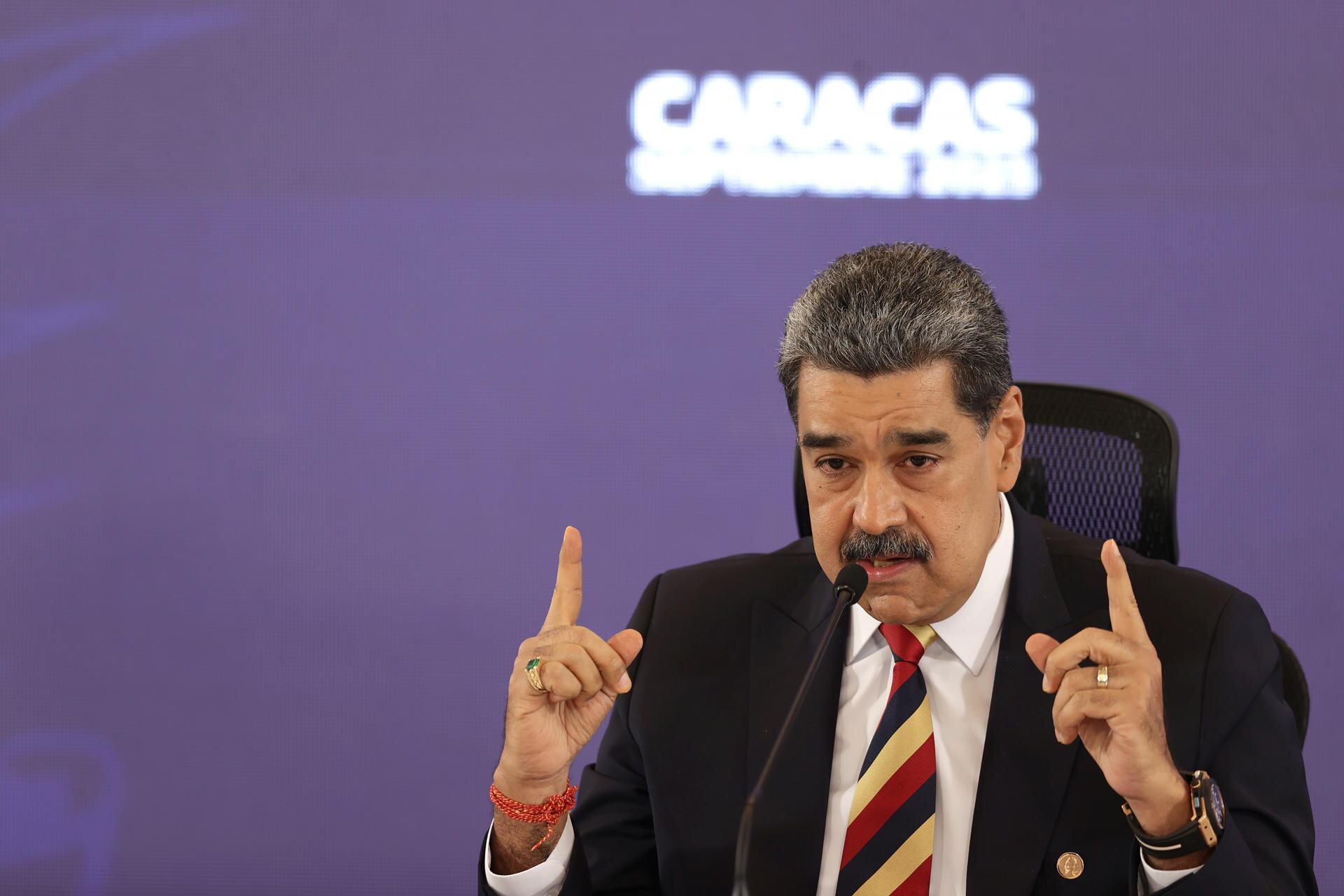 AME5298. CARACAS (VENEZUELA), 01/09/2025.- El presidente de Venezuela, Nicolás Maduro, habla en una rueda de prensa este lunes, en Caracas (Venezuela). Maduro advirtió a su homólogo de Estados Unidos, Donald Trump, que el secretario de Estado de su país, Marco Rubio, quiere "manchar sus manos" con "sangre venezolana", al acusar al jefe de la diplomacia estadounidense de buscar un cambio político en la nación caribeña con una "amenaza militar". EFE/ Ronald Peña