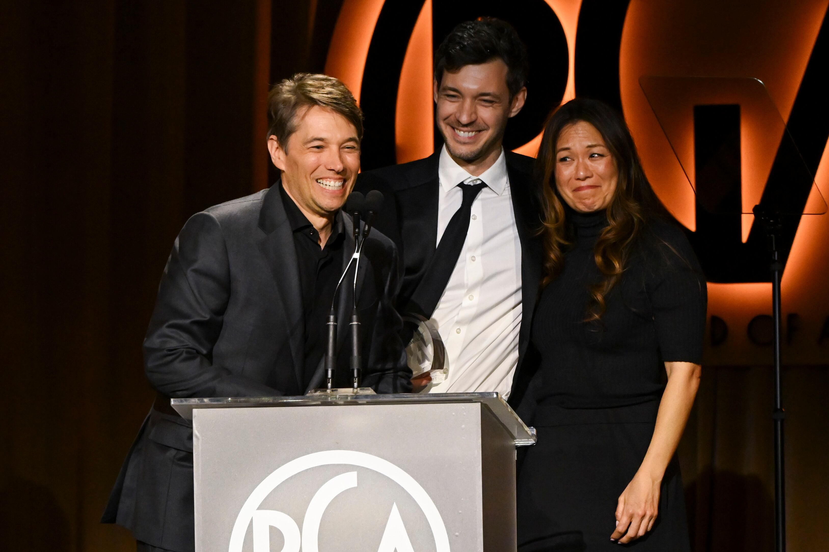 Sean Baker, Alex Coco y Samantha Quan, ganadores con 'Anora' en la 36ª edición de los Premios del Gremio de Productores de América celebrada en el Fairmont Century Plaza el 8 de febrero de 2025 en Los Ángeles, California. (Michael Buckner/Variety vía Getty Images)