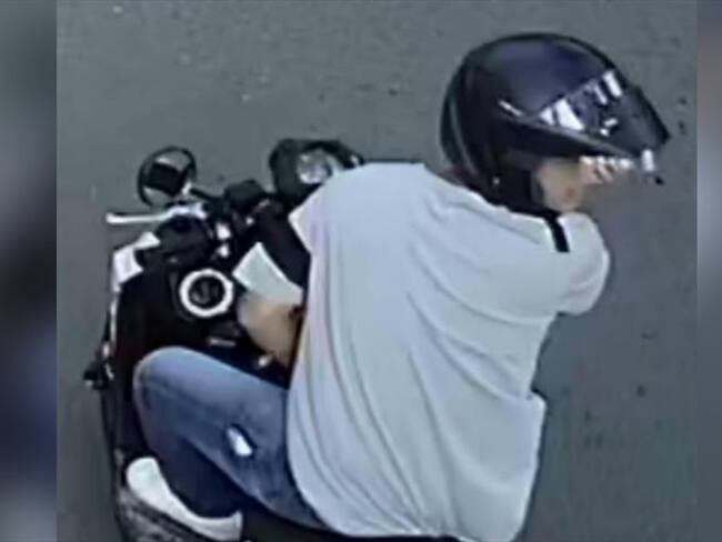 Buscan a motociclista que quedó grabado en video cuando robaba a un conductor en Cali