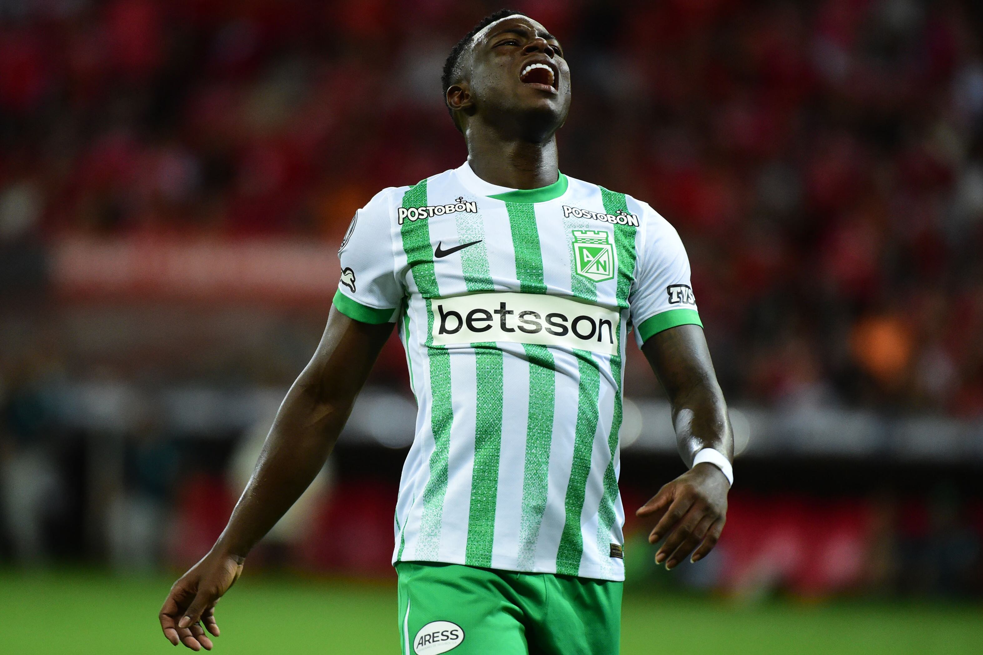 AMDEP5283. PORTO ALEGRE (BRASIL), 10/04/2025.- Marino Hinestroza de Atlético Nacional se lamenta este jueves, en un partido de la fase de grupos de la Copa Libertadores entre Internacional y Atlético Nacional en el estadio Beira Rio, en Porto Alegre (Brasil). EFE/ Ricardo Rimoli