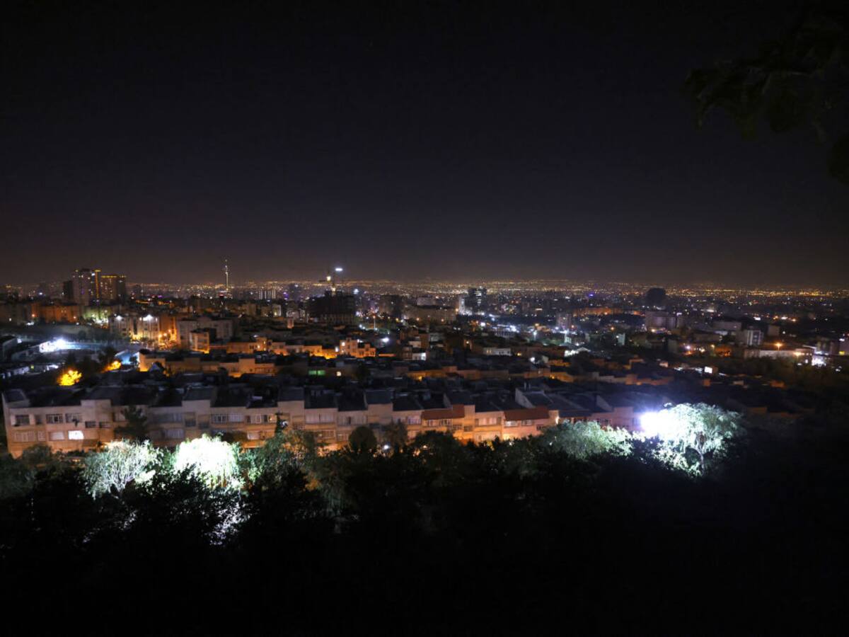 Explosiones sacuden el cielo en el centro y este de Teherán