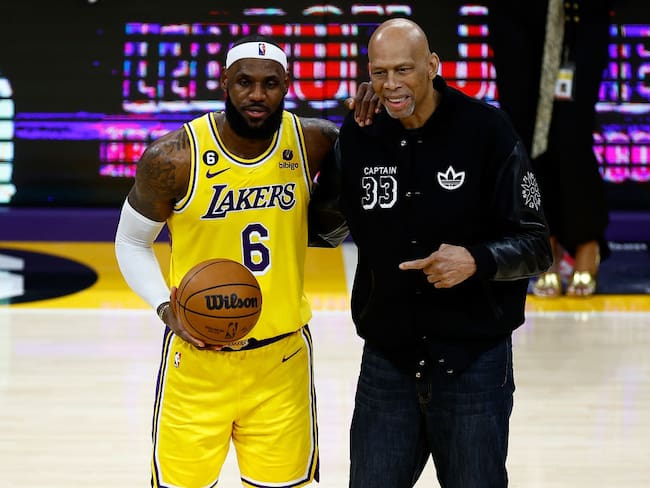 Kareem Abdul-Jabbar y LeBron James #6, en el partido Oklahoma City Thunder vs. Los Angeles Lakers, 7 de febrero 2023. Foto: Ronald Martinez/Getty Images.