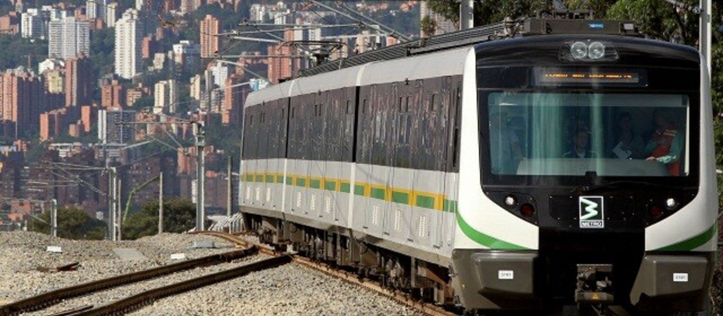 Autoridades investigan un caso de homicidio ocurrido dentro de la estación Sabaneta del @MetrodeMedellín. Foto: Colprensa