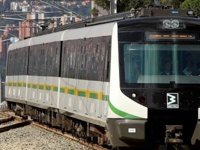 Autoridades investigan un caso de homicidio ocurrido dentro de la estación Sabaneta del @MetrodeMedellín. Foto: Colprensa