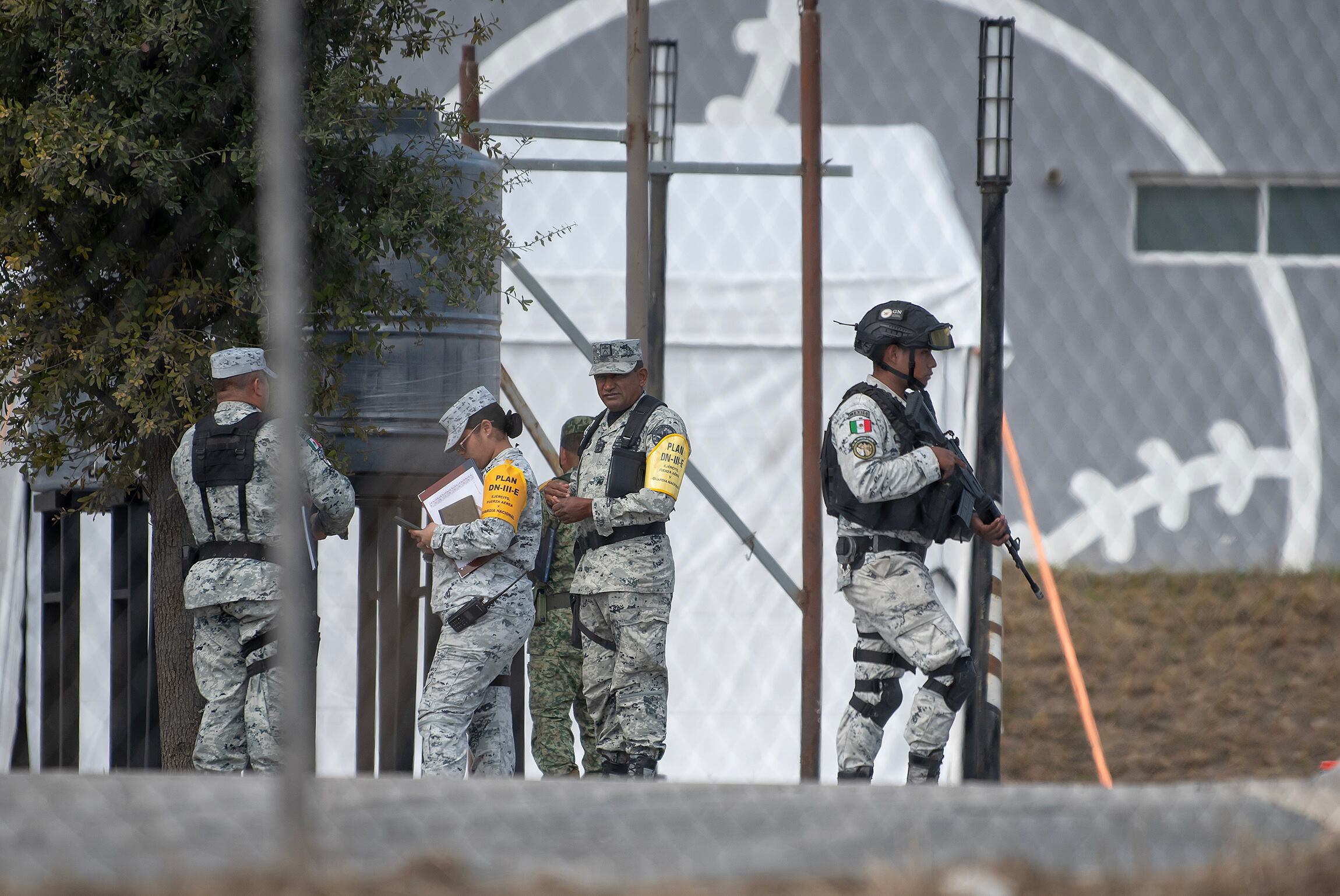Integrantes de la Guardia Nacional de México resguardan un albergue temporal para migrantes en Nuevo León FOTO: EFE/ Miguel Sierra