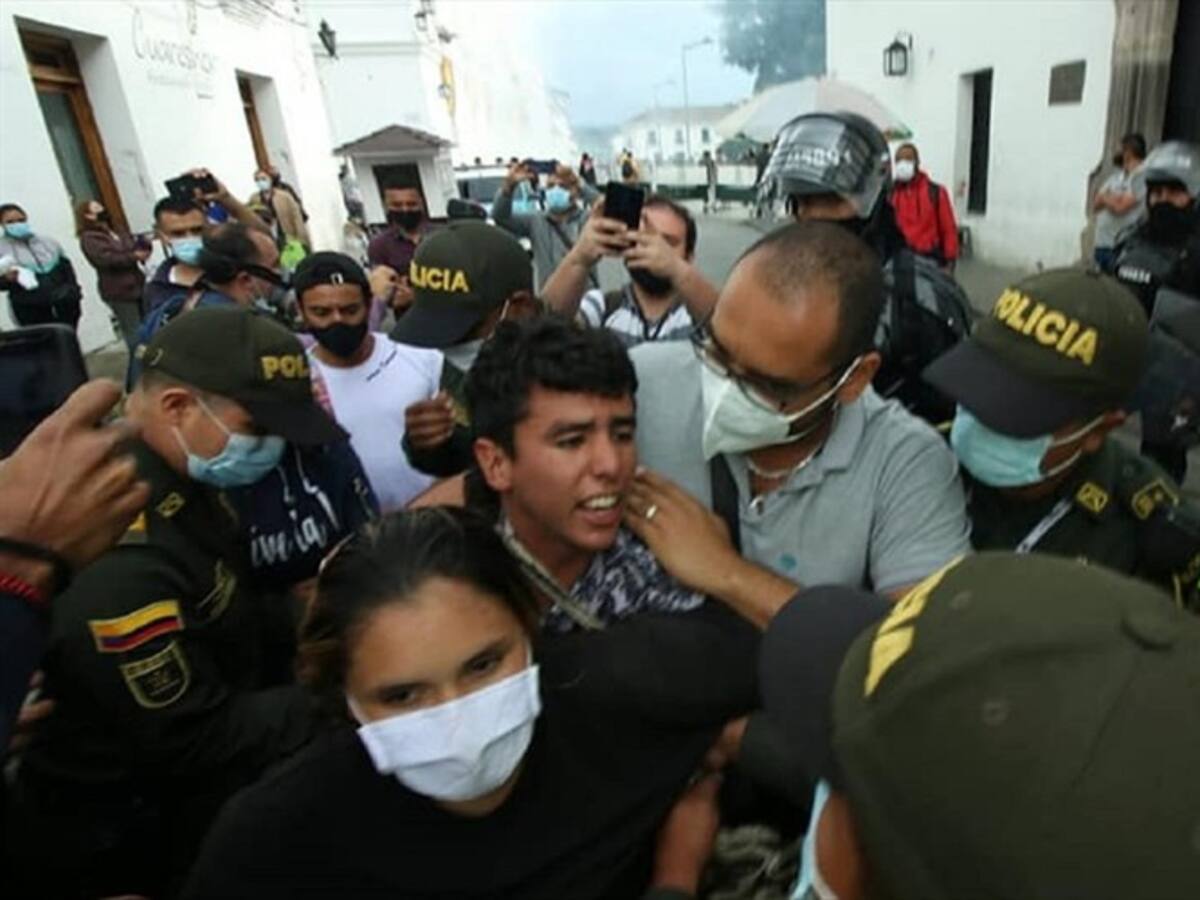 Estudiante capturado durante choques con policías registra fracturas en la mandíbula