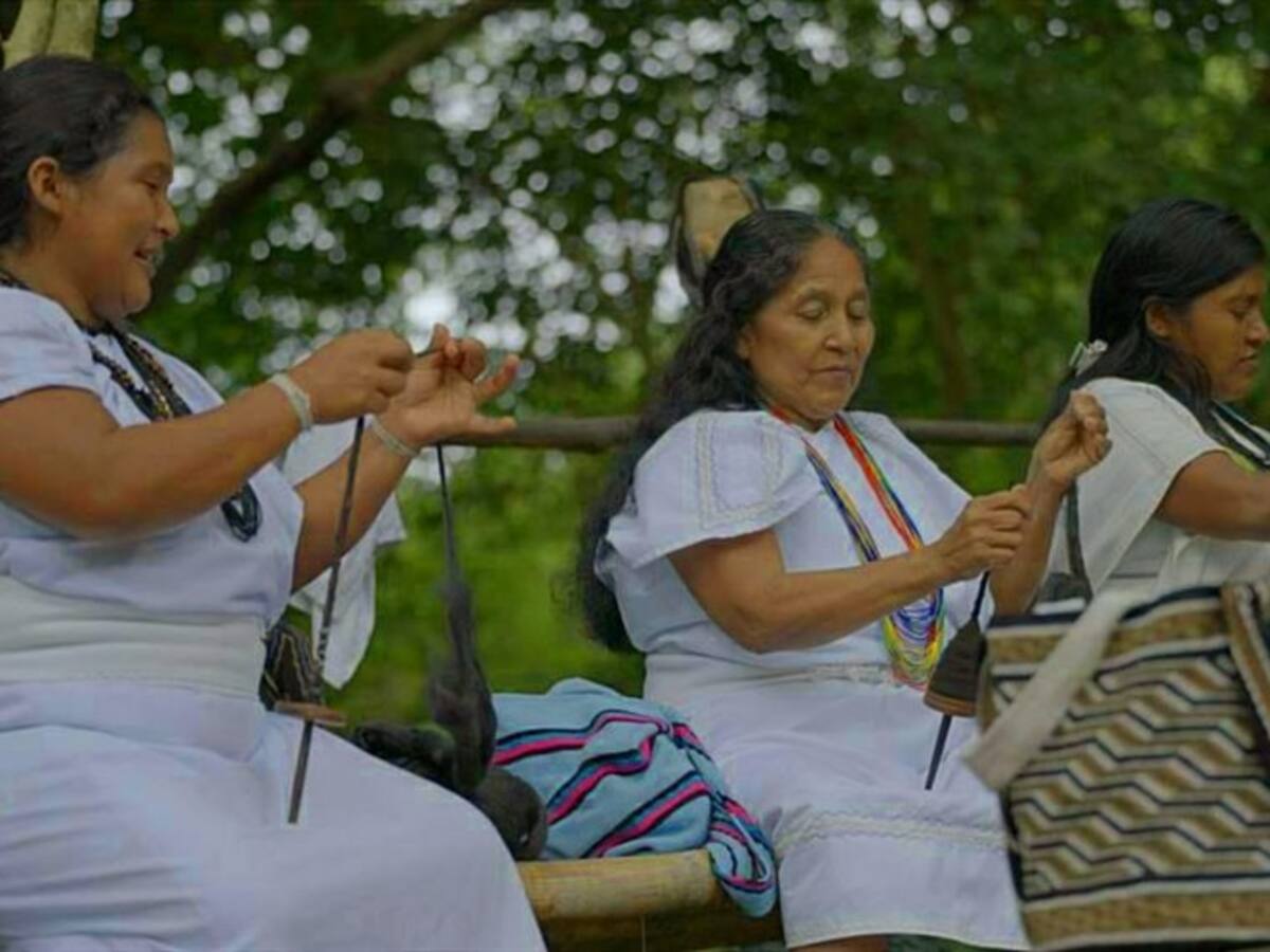 Mujeres arhuacas tejen mochilas con fibras de plástico reciclado