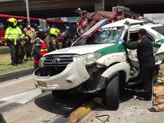 El reporte entregado por la Secretaría de Salud de Bogotá es de tres policías lesionados y dos civiles. . Foto: Pantallazo video