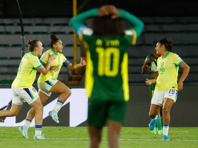 AME8356. BOGOTÁ (COLOMBIA), 11/09/2024.- Dudinha (2-i) de Brasil celebra un gol este miércoles, en un partido de los octavos de final de la Copa Mundial Femenina sub-20 entre las selecciones de Brasil y Camerún en el estadio de El Campín en Bogotá (Colombia). EFE/ Mauricio Dueñas Castañeda