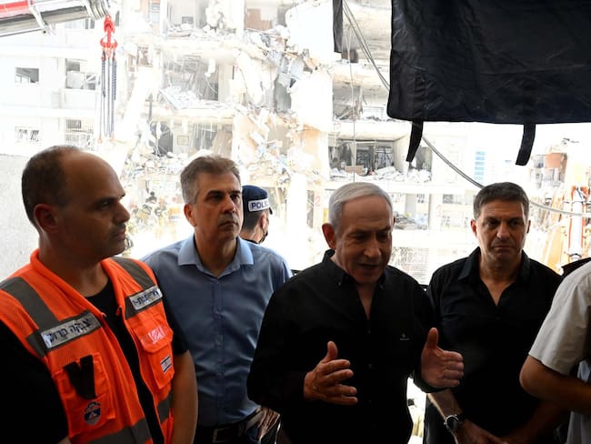 Primer ministro israelí, Benjamín Netanyahu en el lugar en el que un misil balístico iraní impactó anoche contra un edificio de más de una decena de pisos. FOTO: EFE/ Oficina de Netanyahu