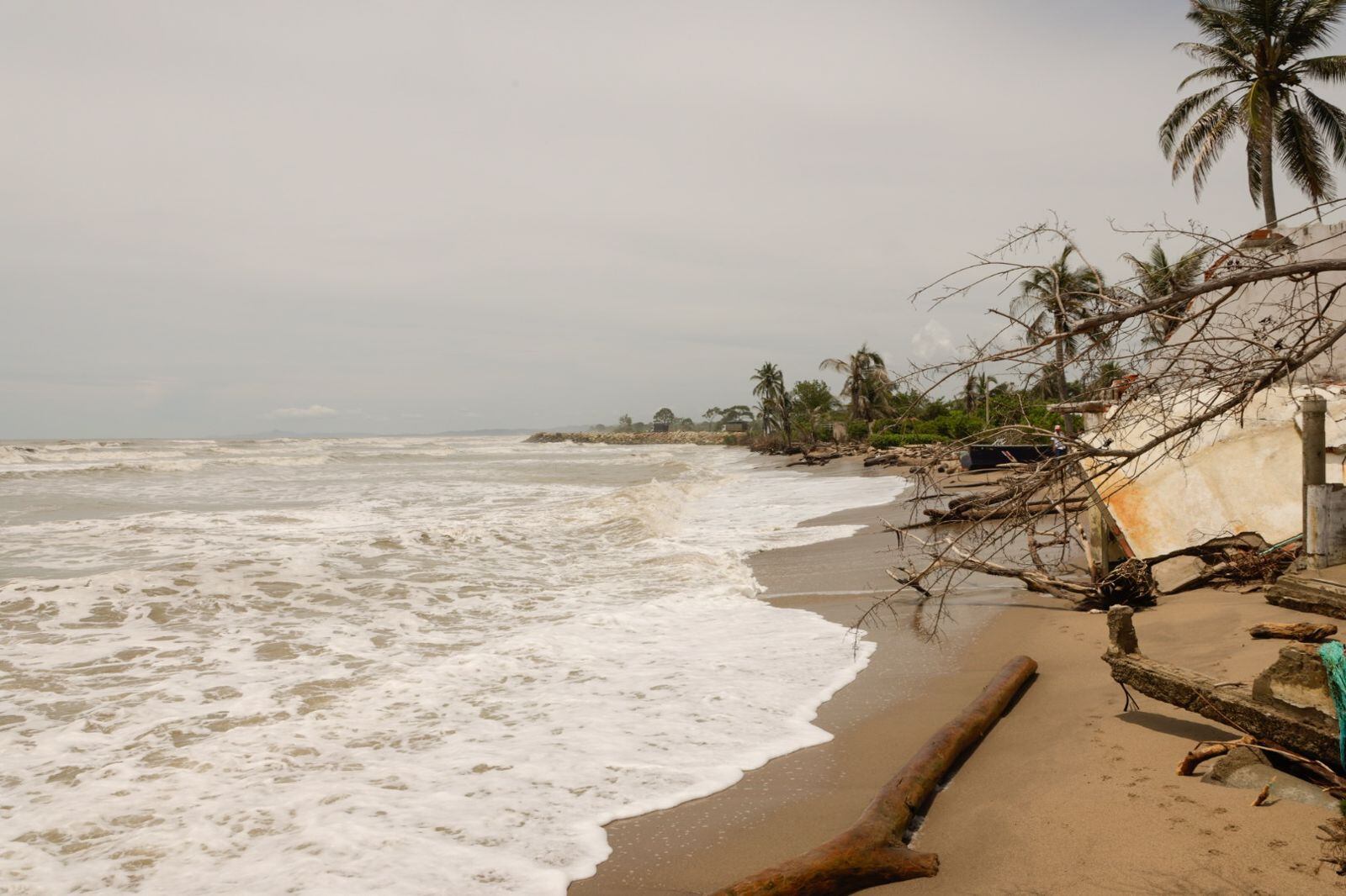 Gobernador Erasmo Zuleta lanzó un S.O.S por erosión en la zona costanera de Córdoba. Foto: prensa Gobernación de Córdoba.