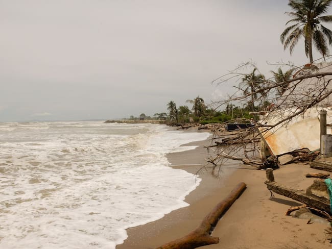 Gobernador Erasmo Zuleta lanzó un S.O.S por erosión en la zona costanera de Córdoba. Foto: prensa Gobernación de Córdoba.