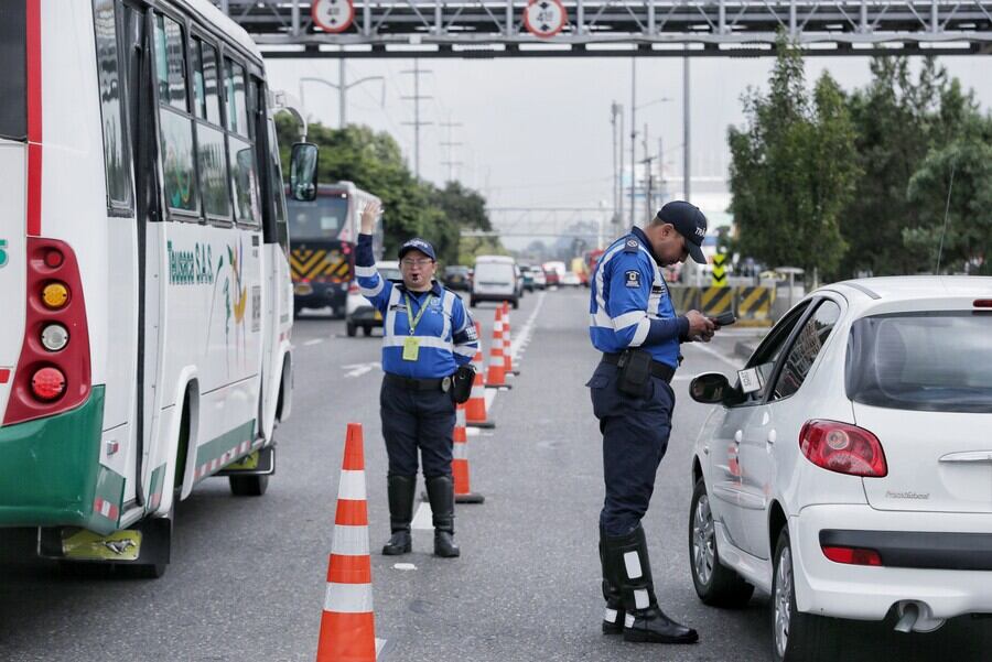 Agentes de tránsito revisando papeles y poniendo multas / Foto: Colprensa