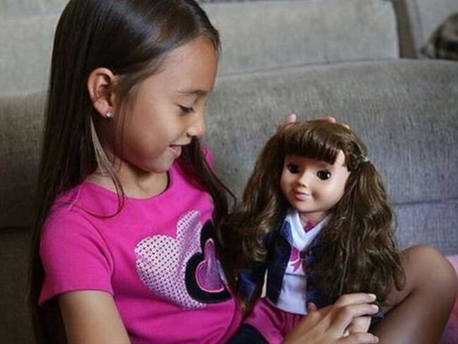 La muñeca interactúa con los niños en inglés y en español.. Foto: BBC Mundo