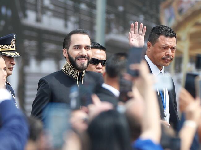 El presidente de El Salvador, Nayib Bukele, acompañado de su esposa, Gabriela Rodríguez, asiste a la ceremonia de investidura para su segundo mandato. EFE/ Bienvenido Velasco