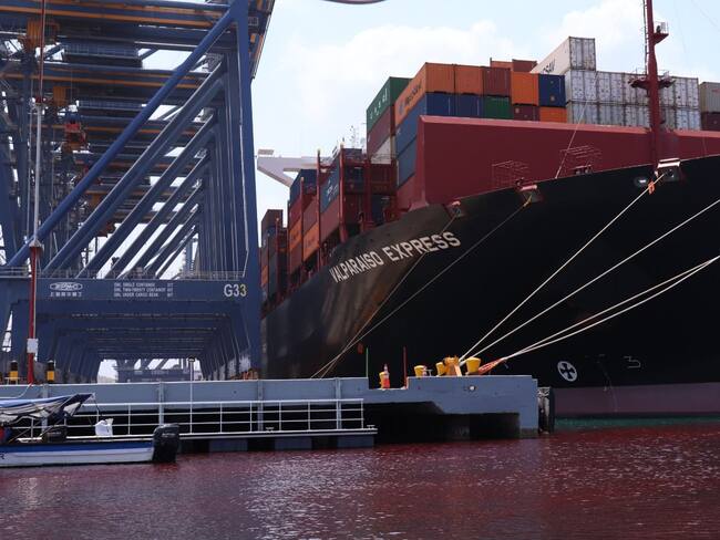 Mancha roja en canales y bahía de Cartagena tras incendio en Contecar