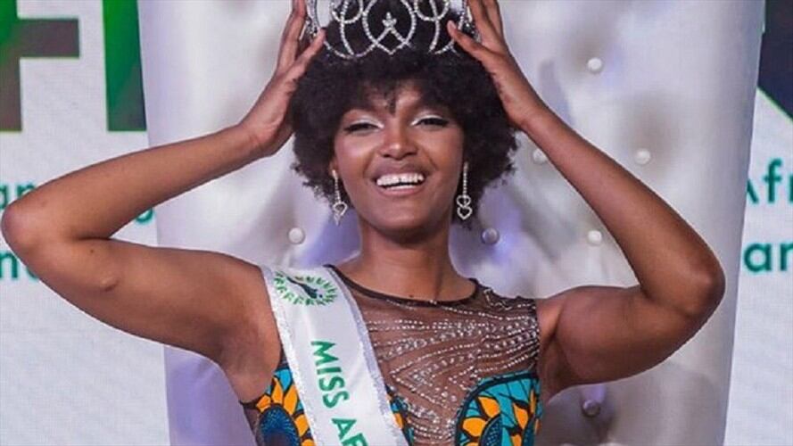 Con el pelo encendido se coronó Miss África. Foto: Instagram / MissAfricaCalabar