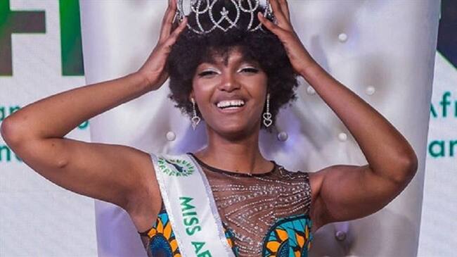 Con el pelo encendido se coronó Miss África. Foto: Instagram / MissAfricaCalabar