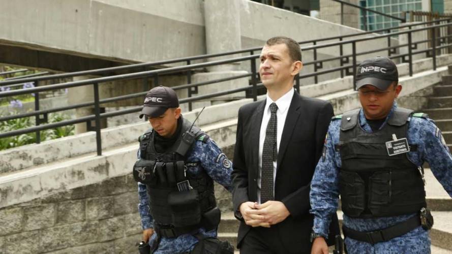 Emilio Tapia es llevado a la cárcel. Créditos: Colprensa