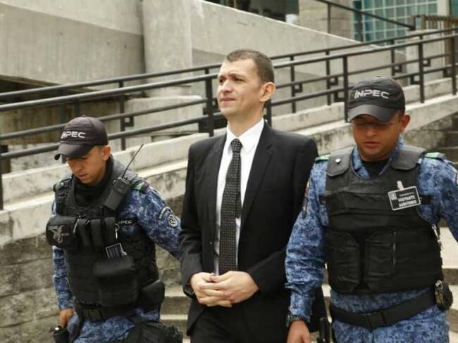 Emilio Tapia es llevado a la cárcel. Créditos: Colprensa