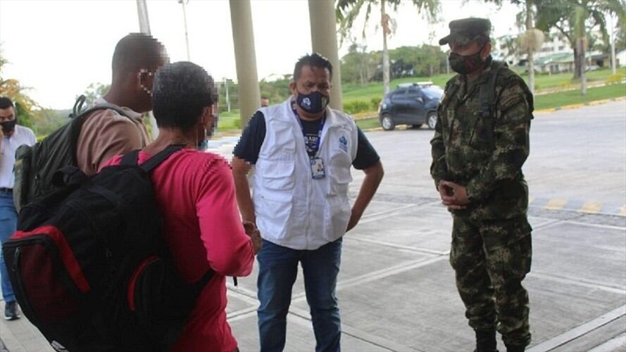 Tras recobrar su libertad el hombre fue atendido por el cuerpo médico de la unidad militar y posteriormente llevado junto a su familia. Foto: Cortesía Ejército