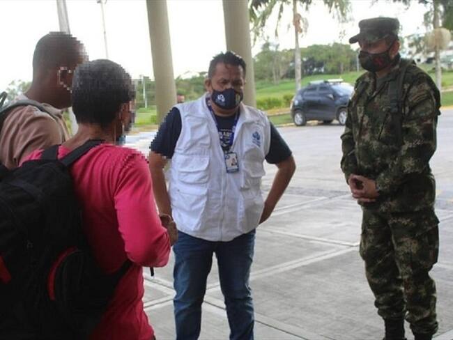Tras recobrar su libertad el hombre fue atendido por el cuerpo médico de la unidad militar y posteriormente llevado junto a su familia. Foto: Cortesía Ejército