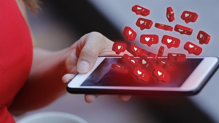 La popular red social, que cuenta ya con más de 1.000 millones de usuarios activos, sigue sobresexualizando los pezones femeninos. Foto: Getty Images