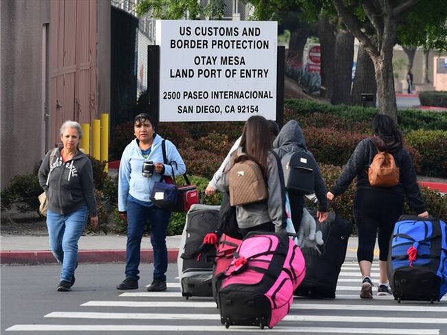 Migrantes latinoamericanos relatan su situación en la frontera entre California y México