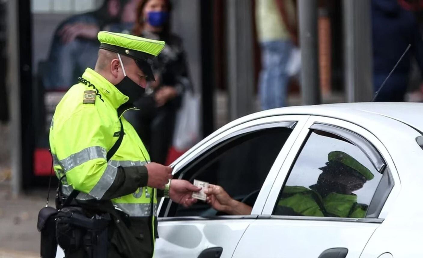 Imagen ilustrativa agente de Tránsito solicitando el SOAT/ Foto: Colprensa