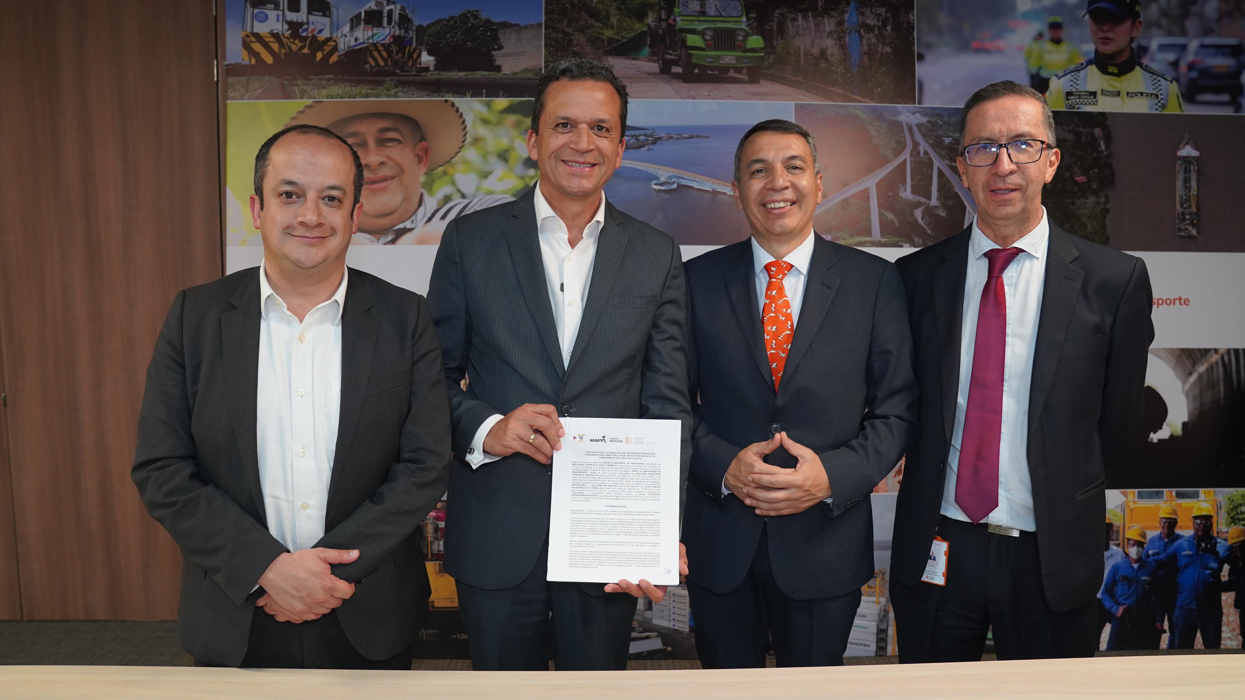 Anuncian convenio para la operación de transporte intermunicipal entre Bogotá y Soacha. En el centro, con el documento, el alcalde de Soacha, Juan Carlos Saldarriaga, y a su lado, en el centro también, el ministro de Transporte, William Camargo. Foto: Suministrada.
