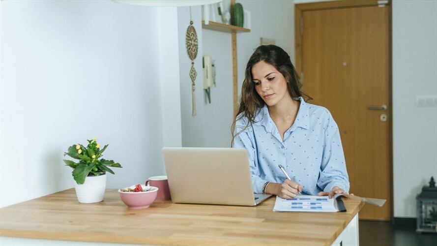 Durante la emergencia sanitaria, el subsidio de transporte se convertirá en una ayuda para la conectividad de quienes están en laborando desde casa.. Foto: Getty Images