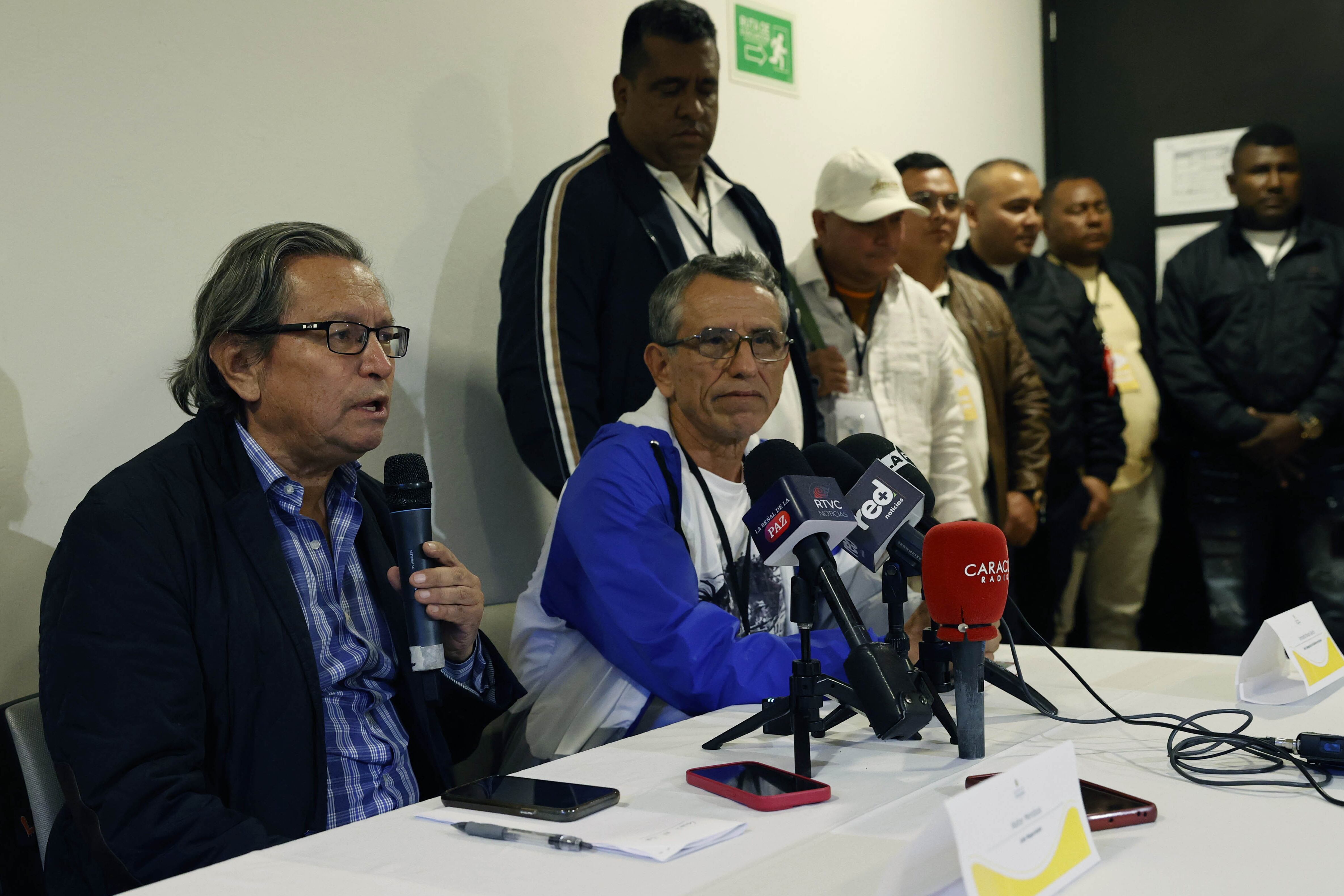 Exintegrante de las Farc 'Walter Mendoza' y el jefe de la delegación del Gobierno Nacional, Armando Novoa García. Foto: EFE/ Mauricio Dueñas Castañeda